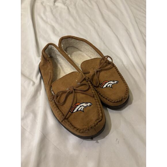 NFL Tan Moccasin Hard Rubber Sole Men's Slippers Moccasins Size Small - Picture 1 of 3
